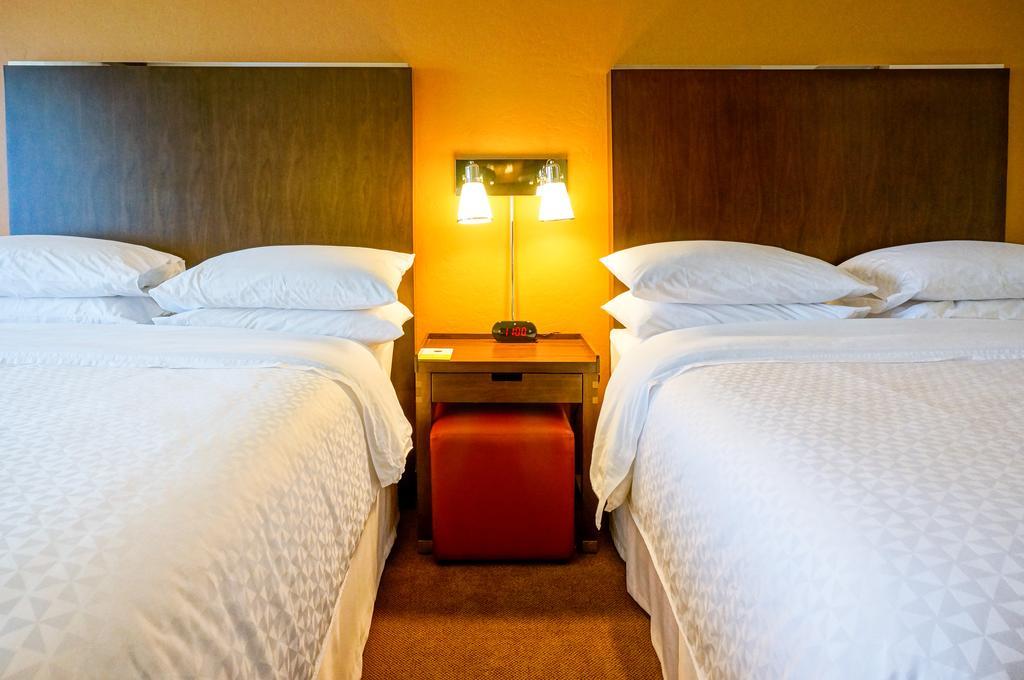 Four Points By Sheraton Phoenix South Mountain Екстериор снимка