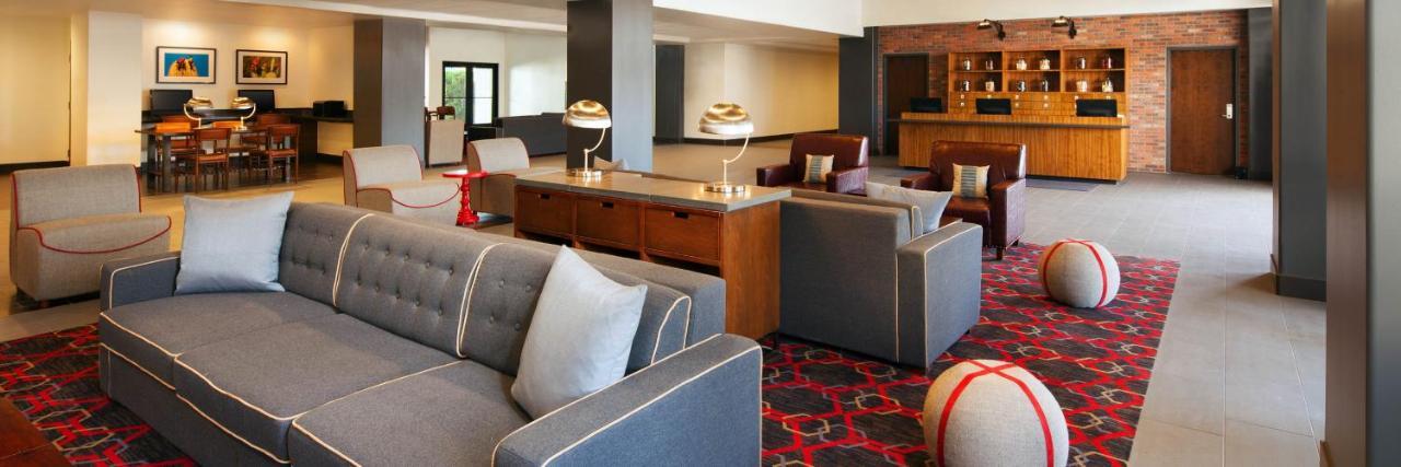 Four Points By Sheraton Phoenix South Mountain Екстериор снимка